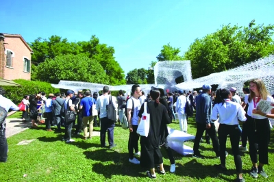 开幕式现场人潮涌动  张立名 摄